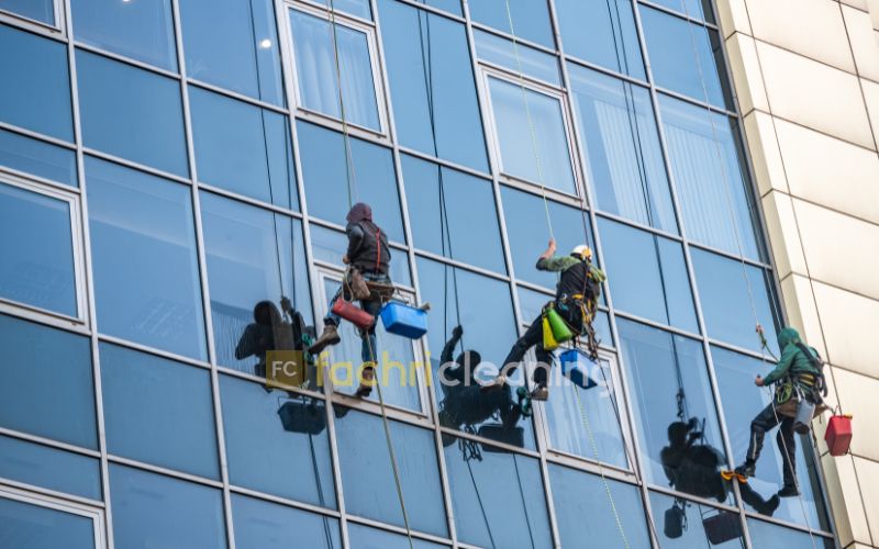jasa-pembersih-kaca-gedung-yang-aman Pekerja Fachri Cleaning Membersihkan Kaca Gedung Tinggi