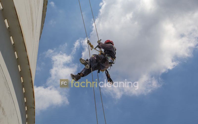 metode-pembersihan-kaca-gedung-rope-access-climbing Penyemprotan Air untuk Pembersihan Kaca Gedung oleh Fachri Cleaning