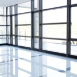 peran pembersihan kaca gedung dalam pemeliharaan properti featured image
