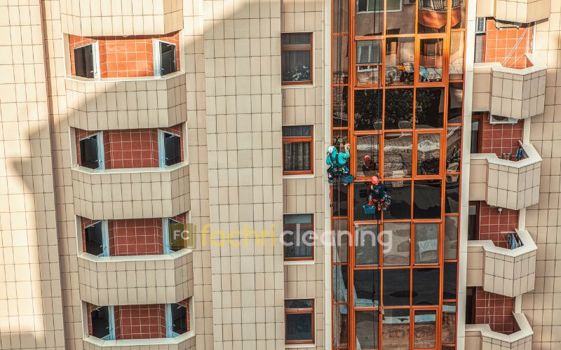 pembersihan-kaca-gedung-apartemen Studi Kasus 3: Pembersihan kaca gedung apartemen mewah