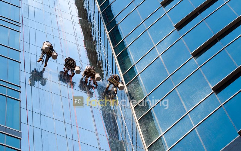pembersihan-kaca-gedung-perkantoran Studi Kasus 1: Pembersihan kaca gedung perkantoran